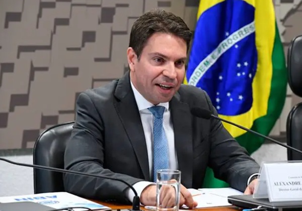 Câmara diz que não foi informada sobre saída de Ramagem do país