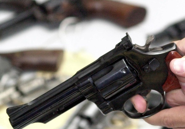 Comissão do Senado aprova proposta que revoga restrições a armas impostas por Lula