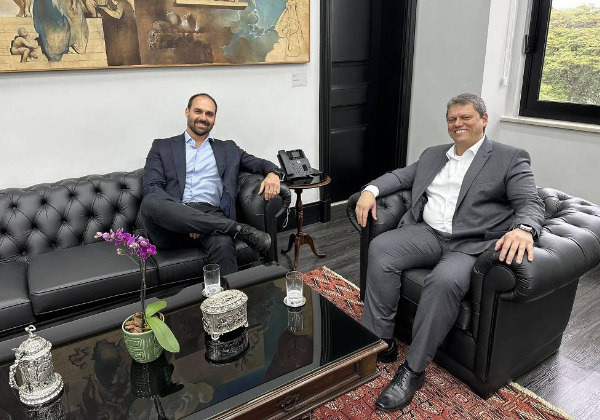 Eduardo Bolsonaro ataca Tarcísio e se lança candidato à Presidência