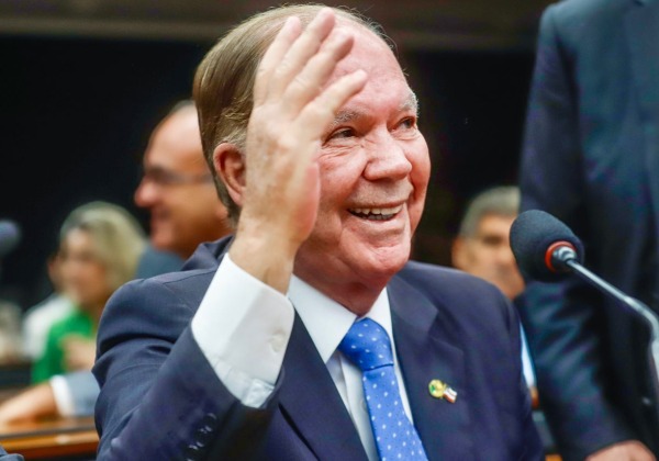 Leão diz que não deixará mandato para Jorge Araújo assumir na Câmara