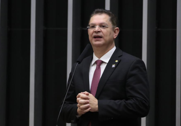 Líder do PL diz que soltura de Ramagem nos EUA teve ajuda da Casa Branca