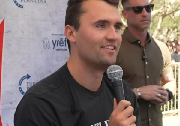 EUA revogam vistos de estrangeiros que celebraram morte de Charlie Kirk; brasileiro está entre afetados