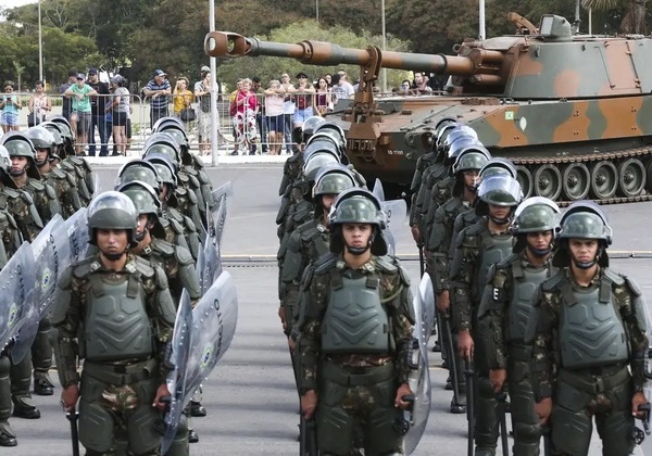 Brasil faz treinamento de guerra na Amazônia com 10 mil militares, mísseis e blindados