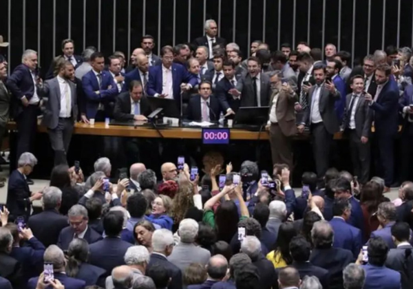 Câmara adia análise do PL Antifacção e da PEC da Segurança Pública para 2026