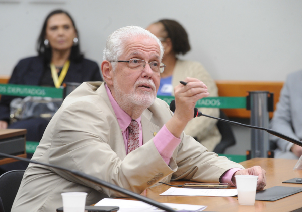 Deputado diz que ACM Neto insiste em 'blogueirar' e vê prefeitura dependente de Jerônimo