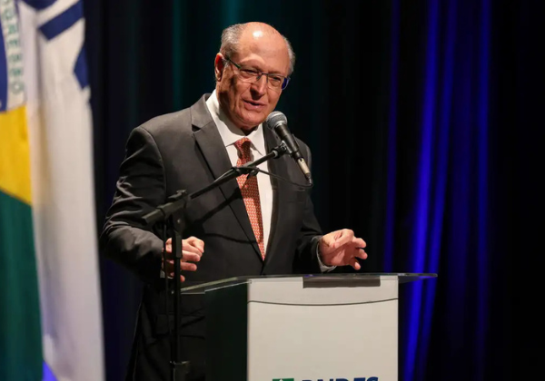 Alckmin afirma que inflação está sob controle e projeta queda dos juros em 2026