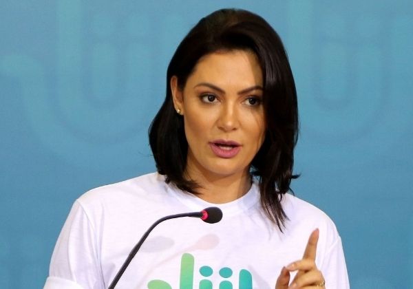 Michelle diz que soluços de Bolsonaro deram trégua: ‘Meu amor está bem’
