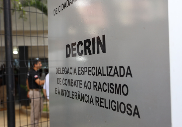 Mulher é presa em flagrante por injúria racial contra técnica de enfermagem