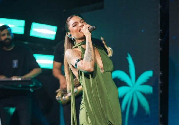 Tays Reis lança nova música em pocket show na Vênus Bar, em Vilas do Atlântico