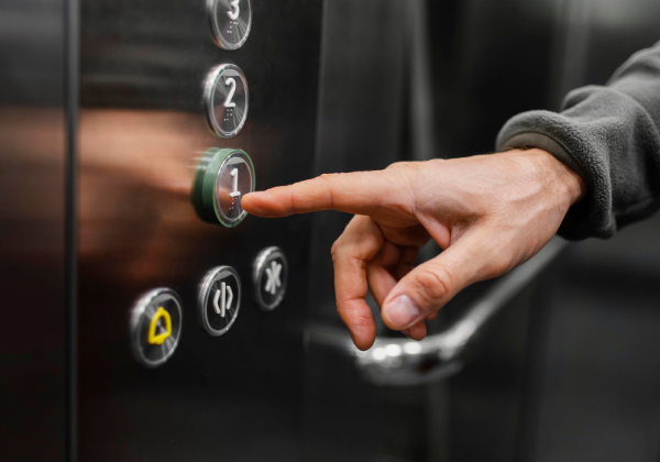 Bahia aprova lei que acaba com distinção entre elevador social e de serviço