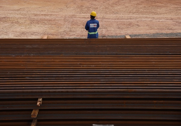 Obras do VLT do Subúrbio recebem três mil metros de trilhos