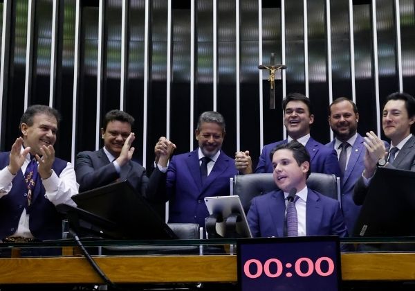 Câmara aprova isenção do IR até R$ 5 mil e imposto mínimo para alta renda