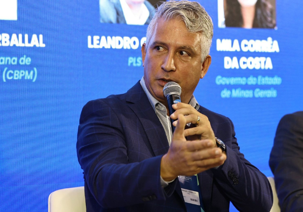 Carballal parabeniza deputados por aprovação de PL que proíbe distinção entre elevadores social e de serviço na Bahia