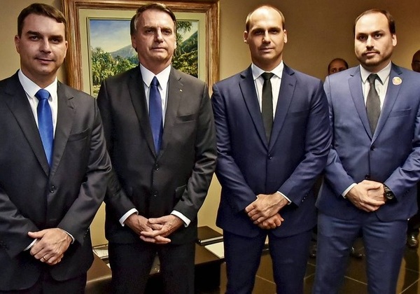 Bolsonaro quer que filhos concorram ao Senado, diz colunista