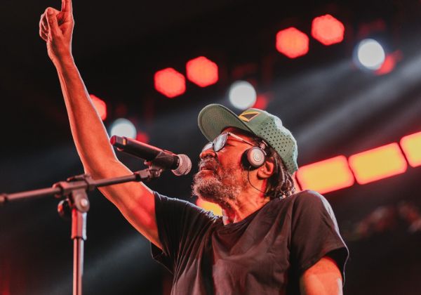 Edson Gomes reúne milhares de pessoas na abertura do Festival de Lençóis
