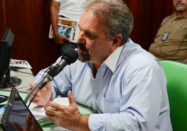 Deputado critica tentativa de ACM Neto em ser 'popular' consumindo cachaça nas redes sociais