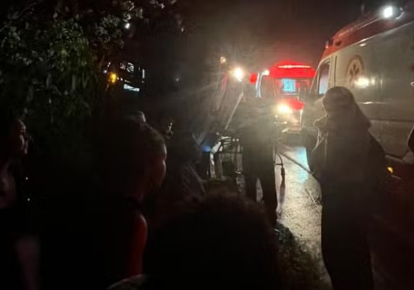 Ônibus da Águia Branca tomba na BR-101 e deixa passageiros feridos no sul da Bahia