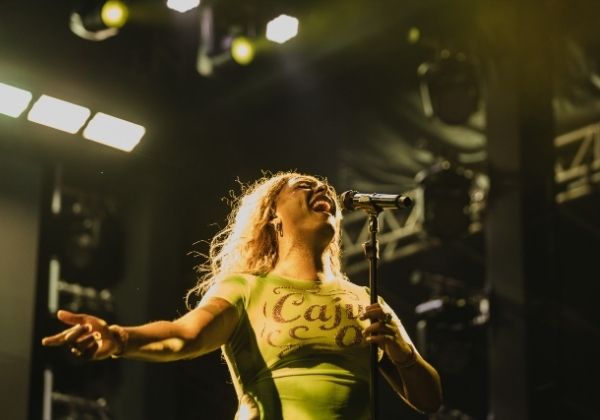 Liniker apresenta Caju Tour e empolga público no encerramento do Festival de Lençóis
