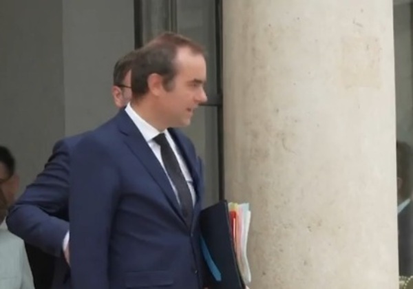 Sem condições de governar, primeiro-ministro da França renuncia após menos de um mês no cargo
