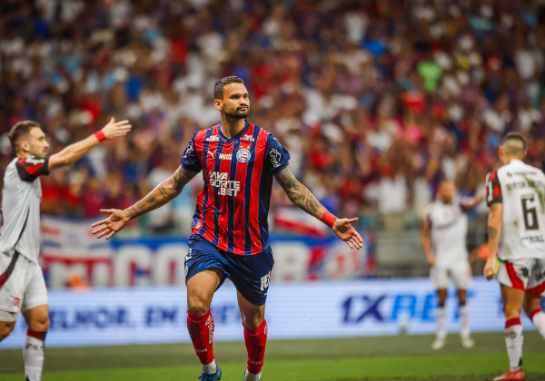 Bahia vence o Flamengo e encosta no G4 do Brasileirão