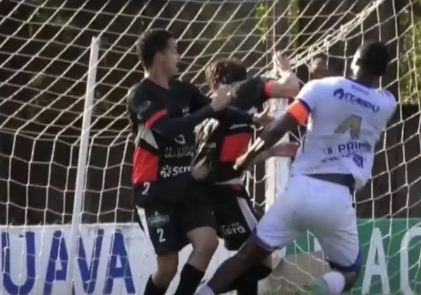 Jogador xinga adversário de 'macaco', leva soco e é demitido