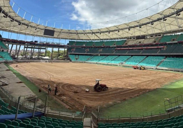 Alvo de críticas em partidas, Fonte Nova inicia operação para renovação completa do gramado
