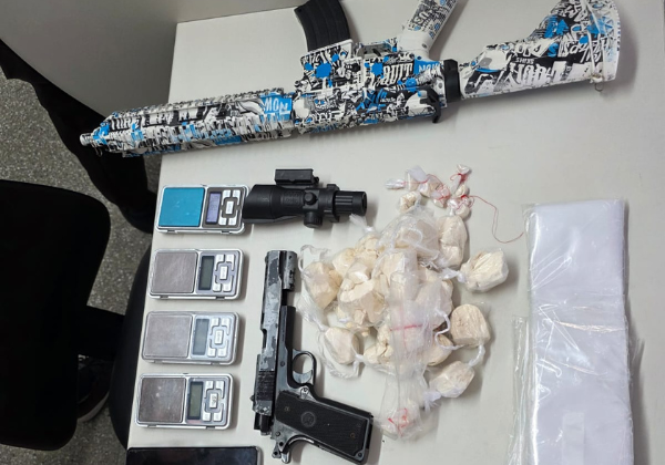 Suspeitos de tráfico são presos com arma de brinquedo e drogas no Uruguai