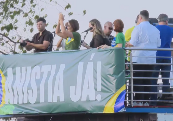 Michelle Bolsonaro critica prisão domiciliar do marido e defende anistia: 'Estamos vivendo toda essa humilhação'