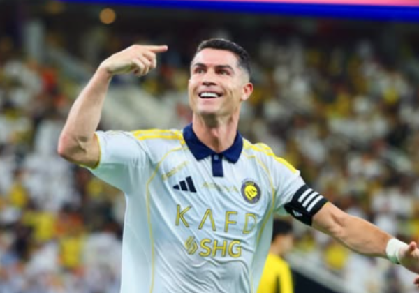 Cristiano Ronaldo faz história e se torna o primeiro bilionário do futebol