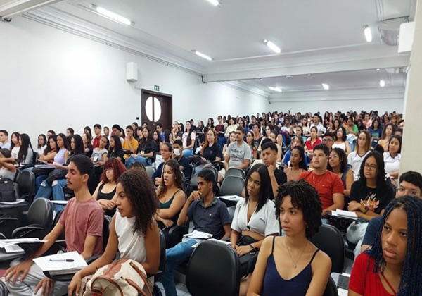 Salvador recebe revisão geral gratuita para alunos que vão tentar Medicina