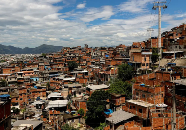 Quase 20% da população de favelas vivem em vias onde não passam carros, diz IBGE