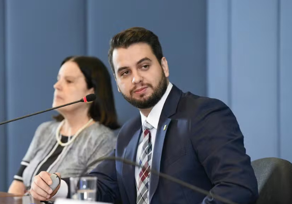 Em carta de próprio punho, Martins pede a Moraes volta de advogados