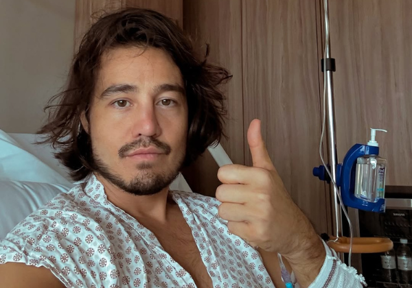 Tiago Iorc é internado às pressas devido a crise de hérnia de disco