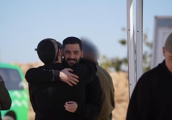Israel divulga primeiras fotos de reféns libertados pelo Hamas