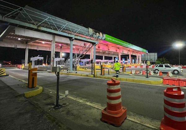 Praça iluminada marca Campanha do Outubro Rosa na Litoral Norte