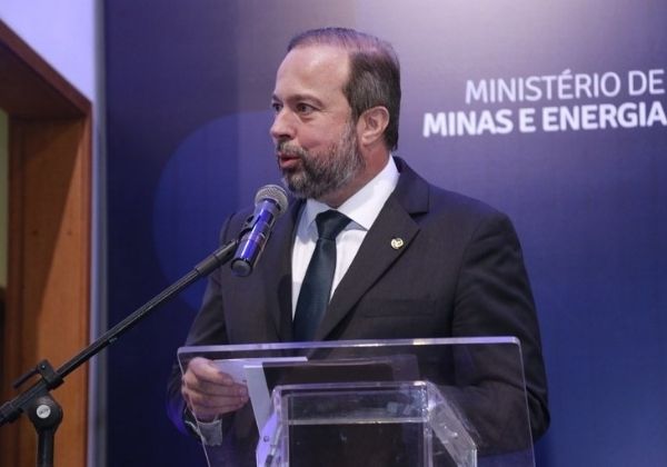 ‘Não foi falta de energia, mas problema de infraestrutura’, diz ministro sobre apagão