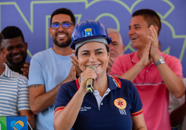 Débora Regis critica Moema Gramacho e assina ordem de serviço para nova USF em Lauro de Freitas