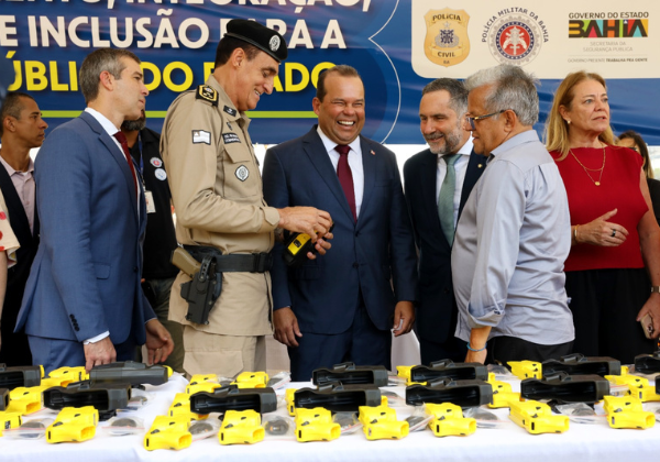 Governo da Bahia aposta em câmeras e tasers para tentar conter violência