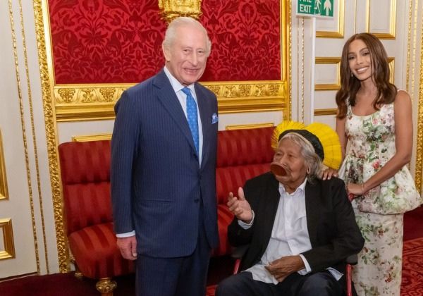 Anitta e Cacique Raoni são recebidos pelo Rei Charles III do Reino Unido
