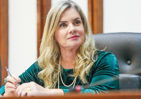 Ivana Bastos apresenta PEC para fortalecer governança pública na Bahia