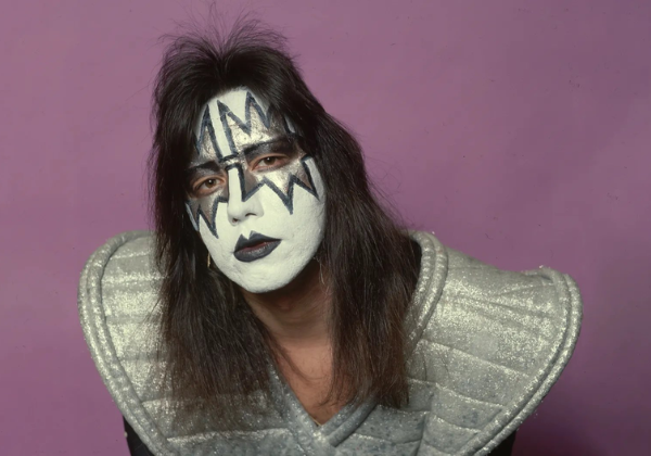 Morre Ace Frehley, guitarrista original do KISS, aos 74 anos