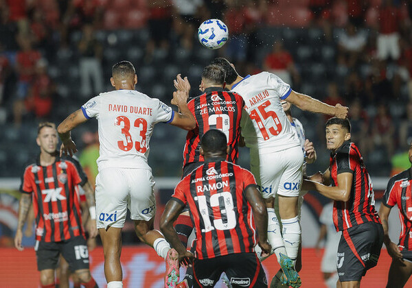Vitória vence Ba-Vi em casa por 2 a 1 e respira no Brasileirão