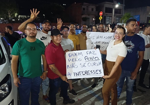 Rompimento de vereadores com prefeita provoca manifestação na Câmara Municipal