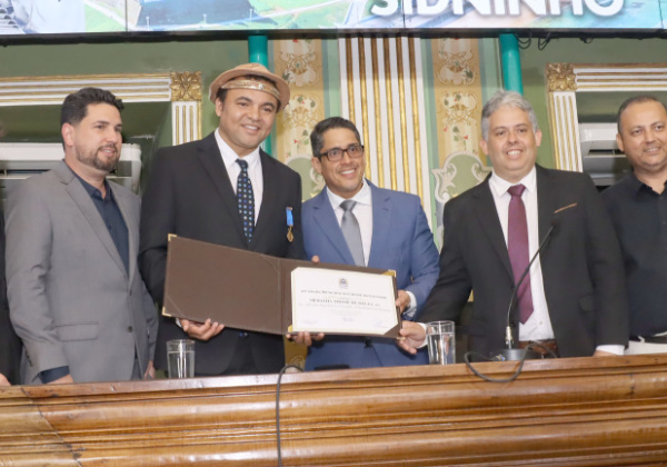 Chambinho do Acordeon recebe Medalha Thomé de Souza e dedica homenagem à força da cultura popular