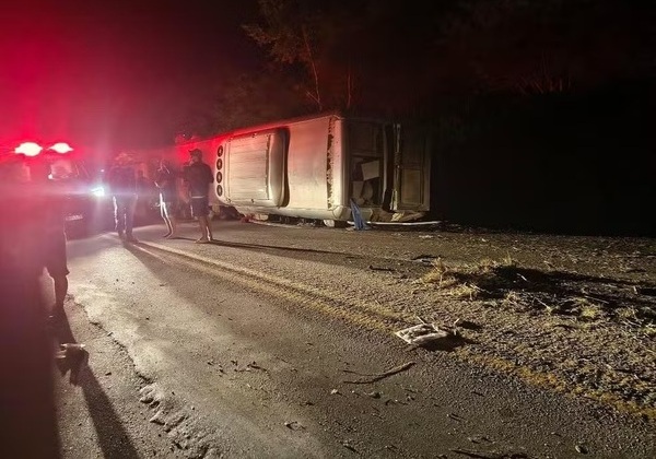 Ônibus tomba e 17 pessoas morrem em viagem com destino a Sudoeste Baiano