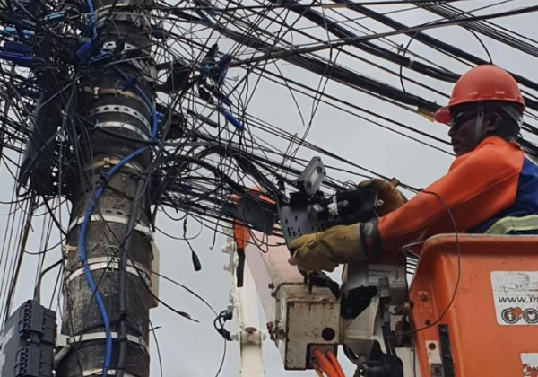 Operação Gatonet remove 14 toneladas de cabos irregulares de telefonia e internet nesta semana
