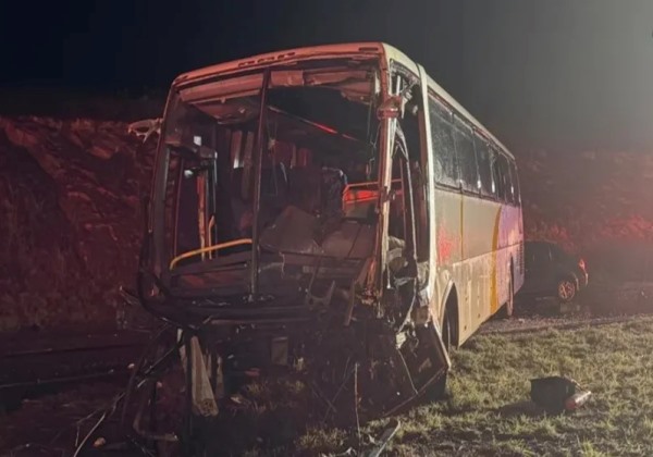 Quinze pessoas ficam feridas em acidente com ônibus que seguia do DF para Bahia