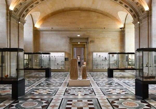 Ladrões invadem Louvre à luz do dia, roubam joias da monarquia francesa e fogem de scooter
