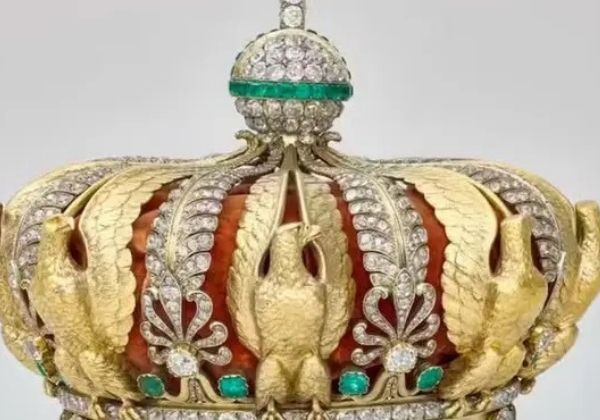 Coroa da imperatriz roubada do Louvre é recuperada; oito joias continuam desaparecidas