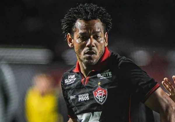 Vitória rescinde contrato com Romarinho após cinco jogos no Brasileirão